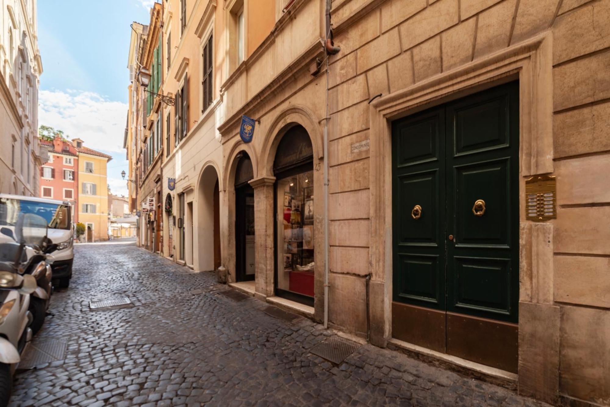 Apartment With Terrace In Via Del Pellegrino - Fromhometorome Rome