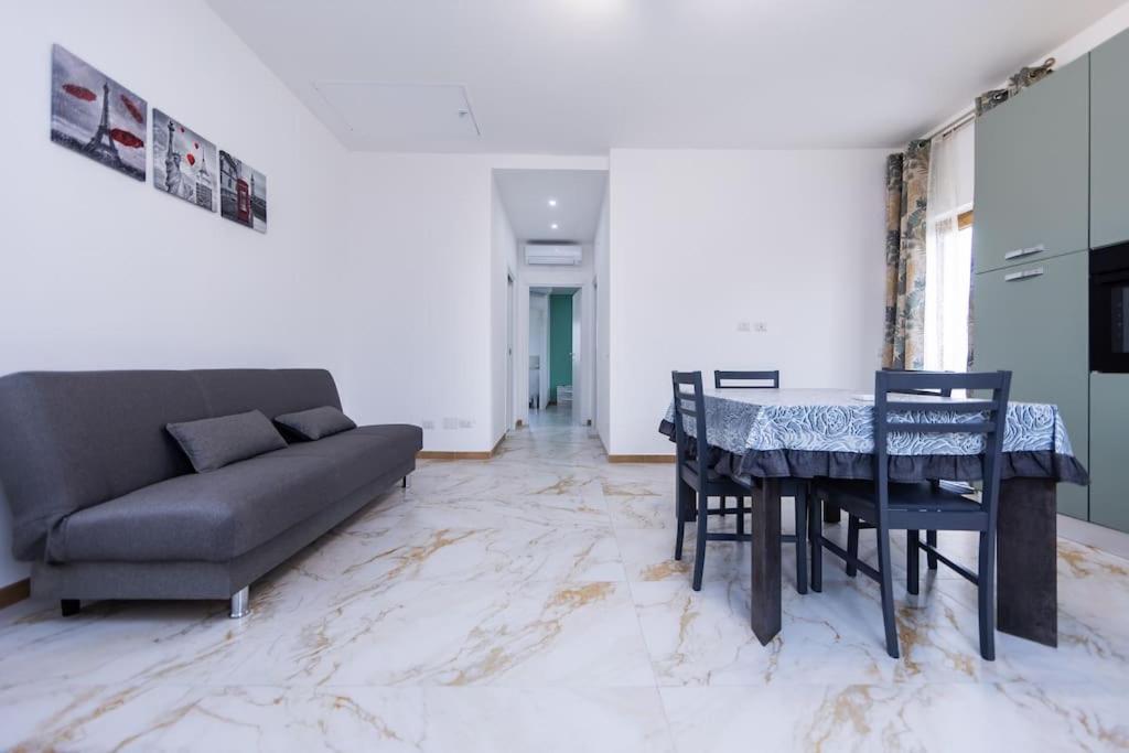 Antonella In Apartment *