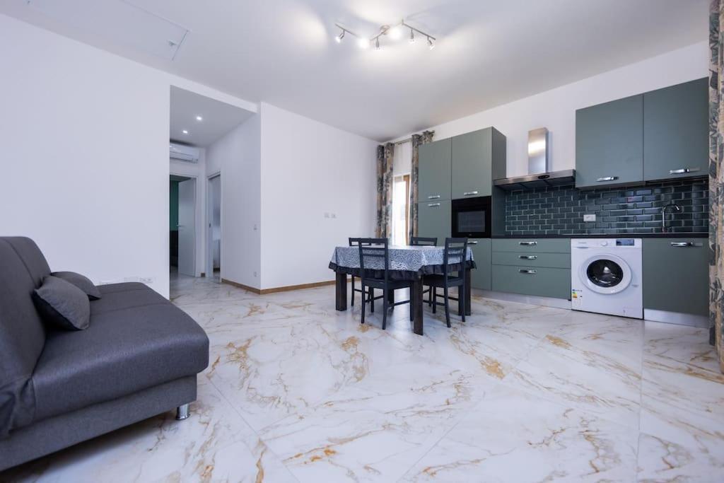 Antonella In Apartment *