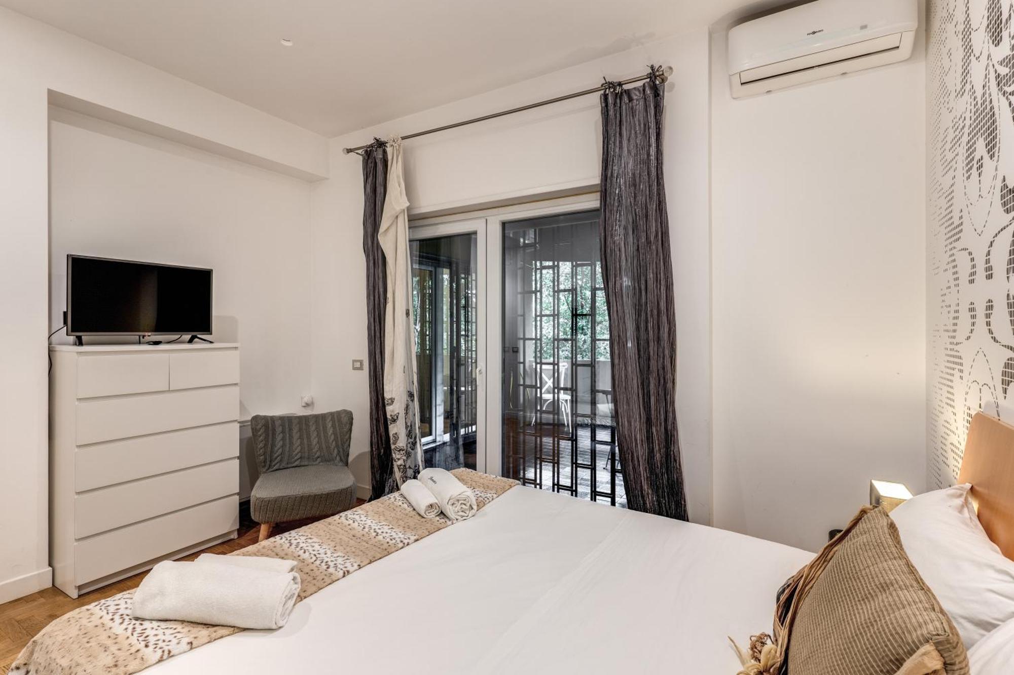 Romantic Piccolomini Lux