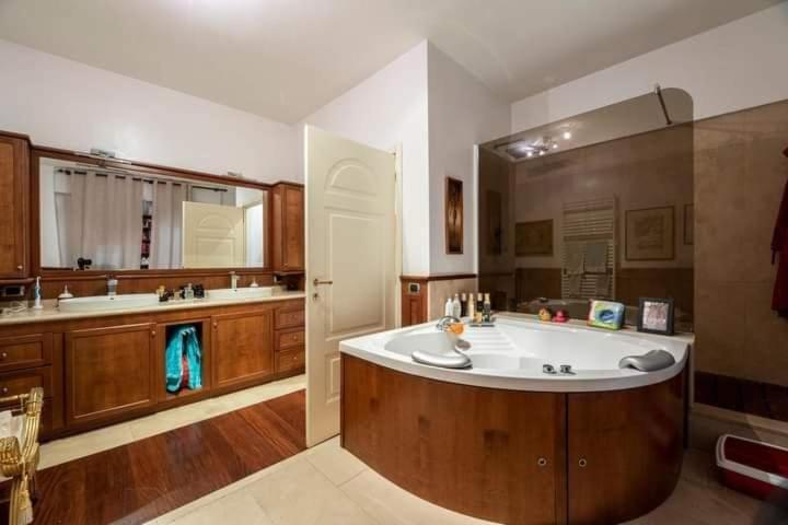 Realty Company Spagna Apartment