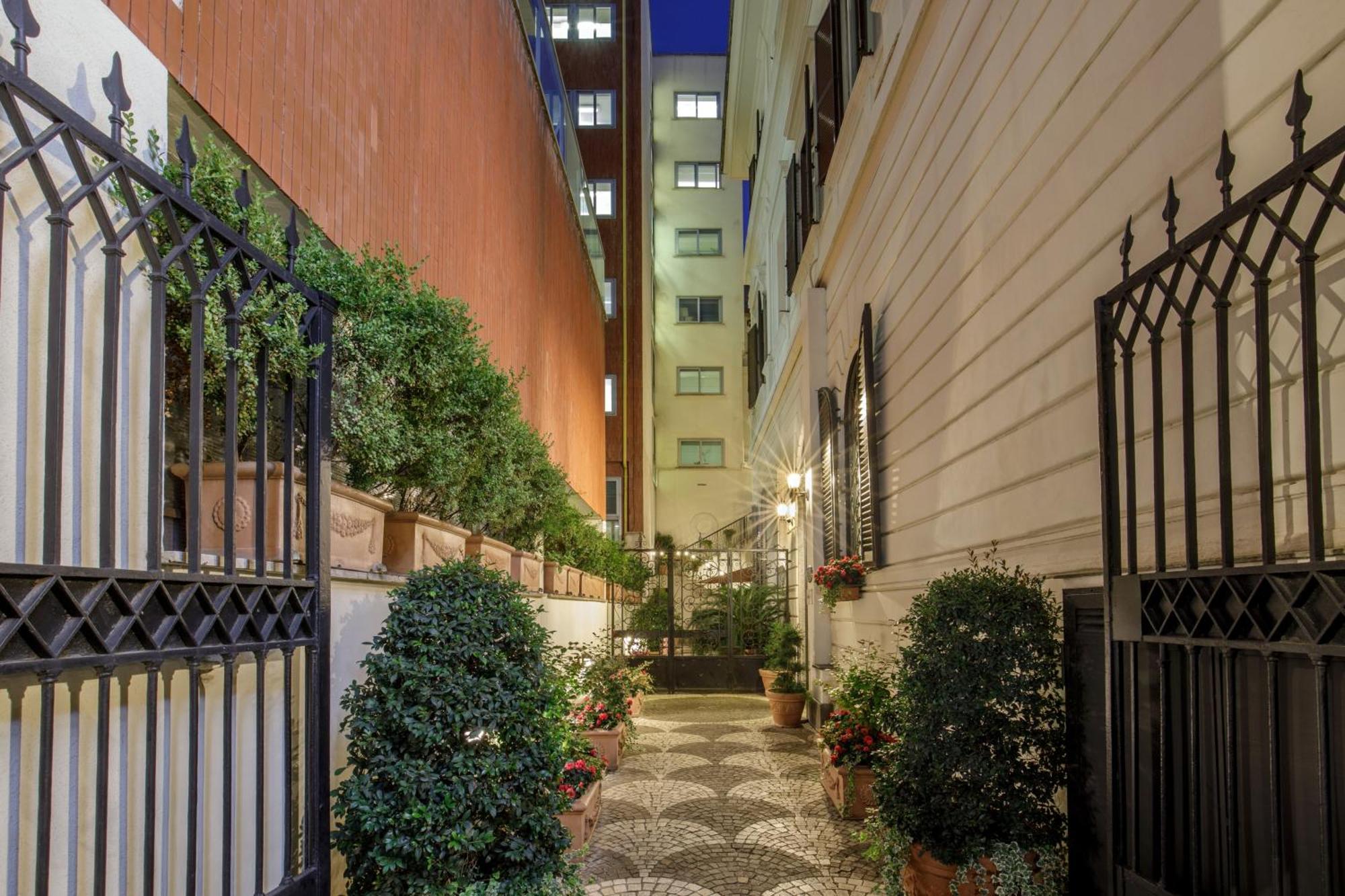 Royal Court Hotel 4*
