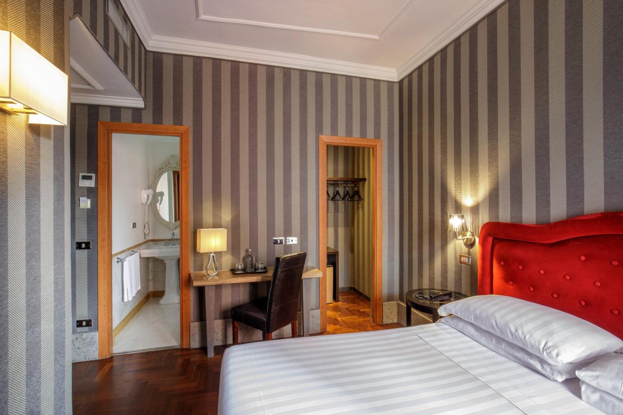 Royal Court Hotel 4*