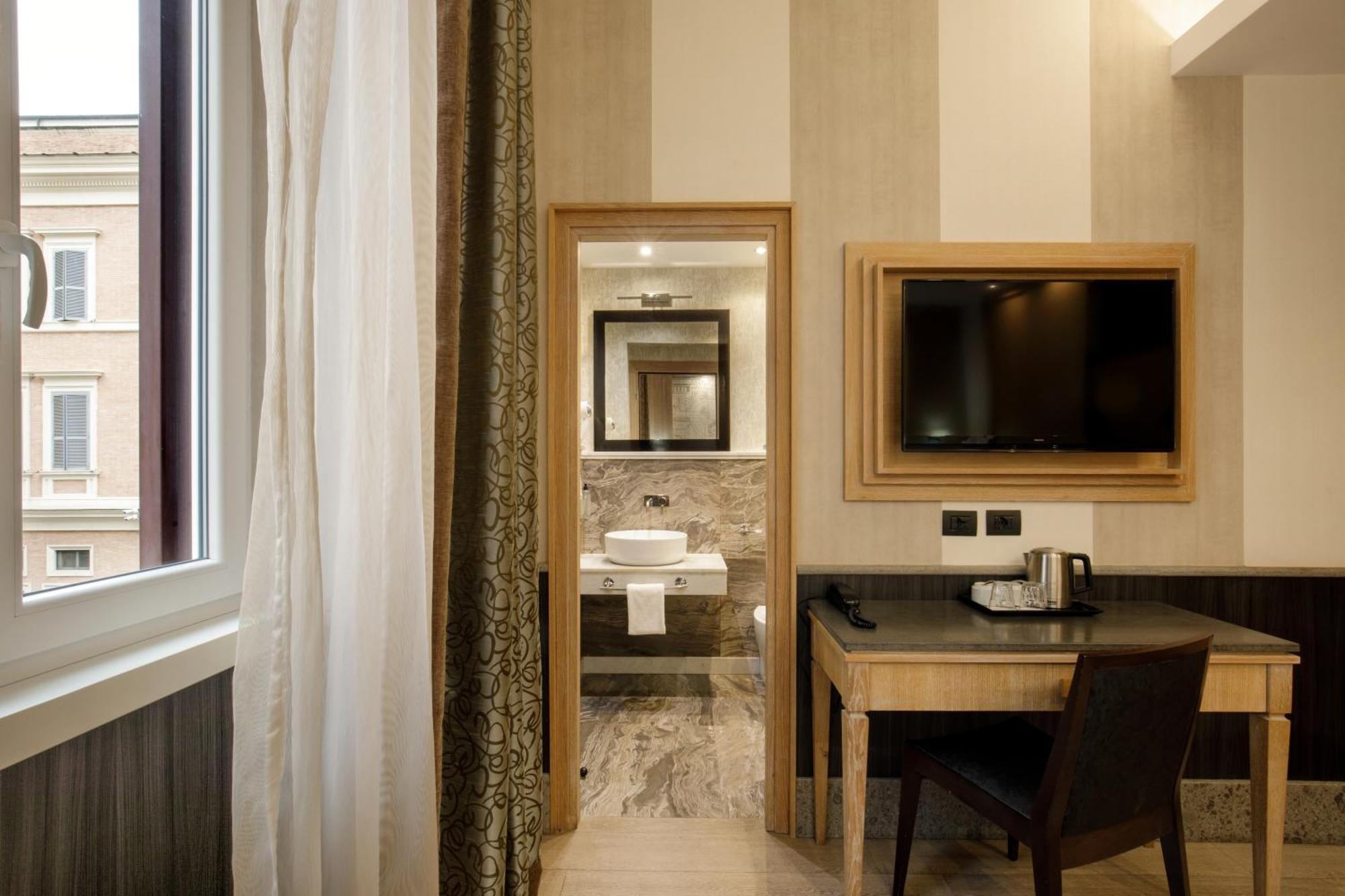 Royal Court Hotel 4*