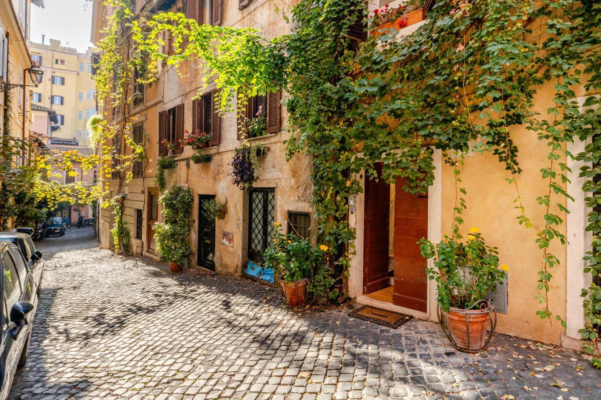 In The Shadow Of The Colosseum Apartment Rome
