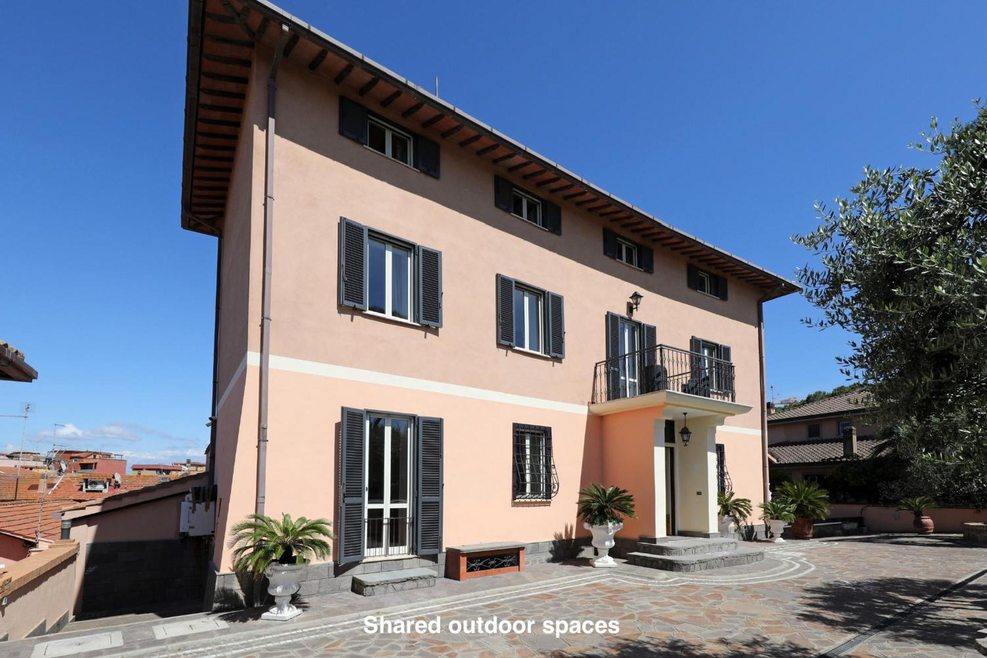 Con Piscina Villa Roma