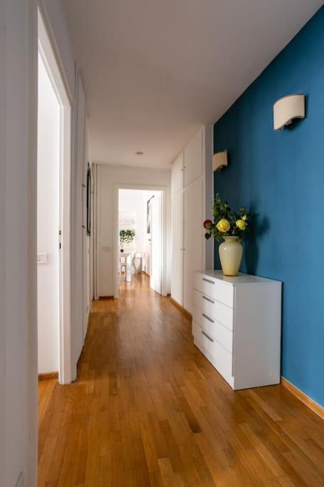 Blue Window In The Center Of Apartamento Roma