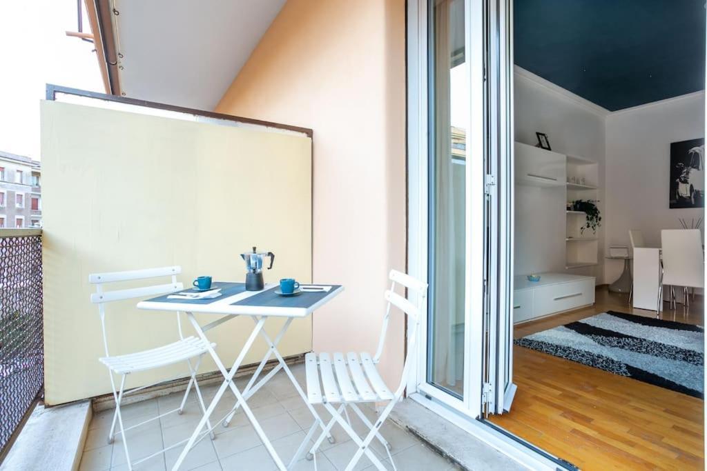 Blue Window In The Center Of Apartamento *