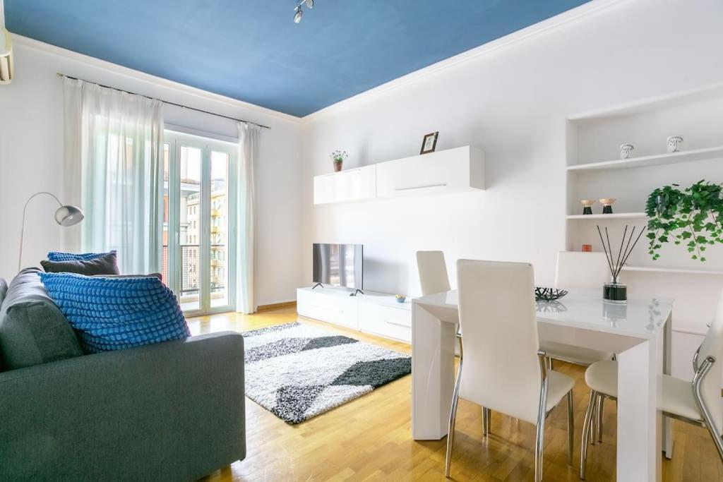 Apartamento Blue Window In The Center Of *