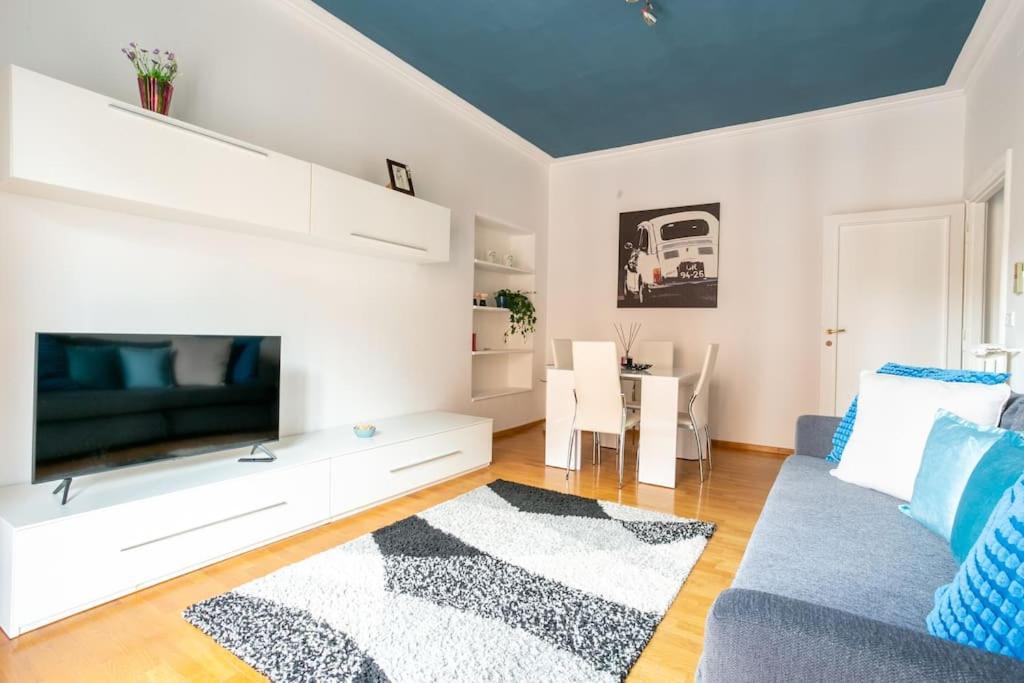 Apartamento Blue Window In The Center Of