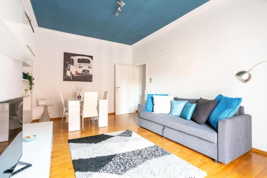 Blue Window In The Center Of Apartamento *