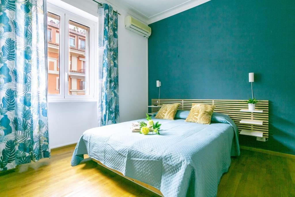 Apartamento Blue Window In The Center Of *