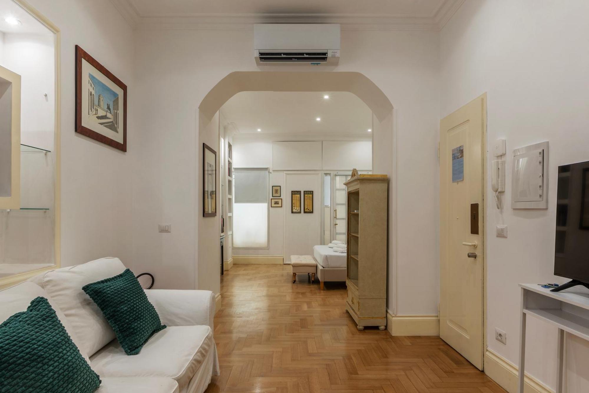 The Mirror Next To Spanish Steps Apartment Rome