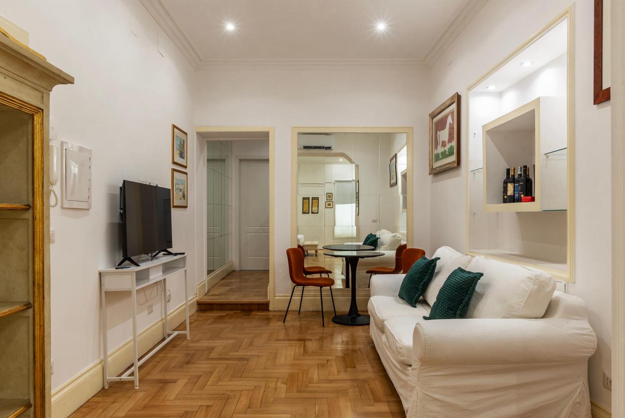 The Mirror Next To Spanish Steps Apartment Rome
