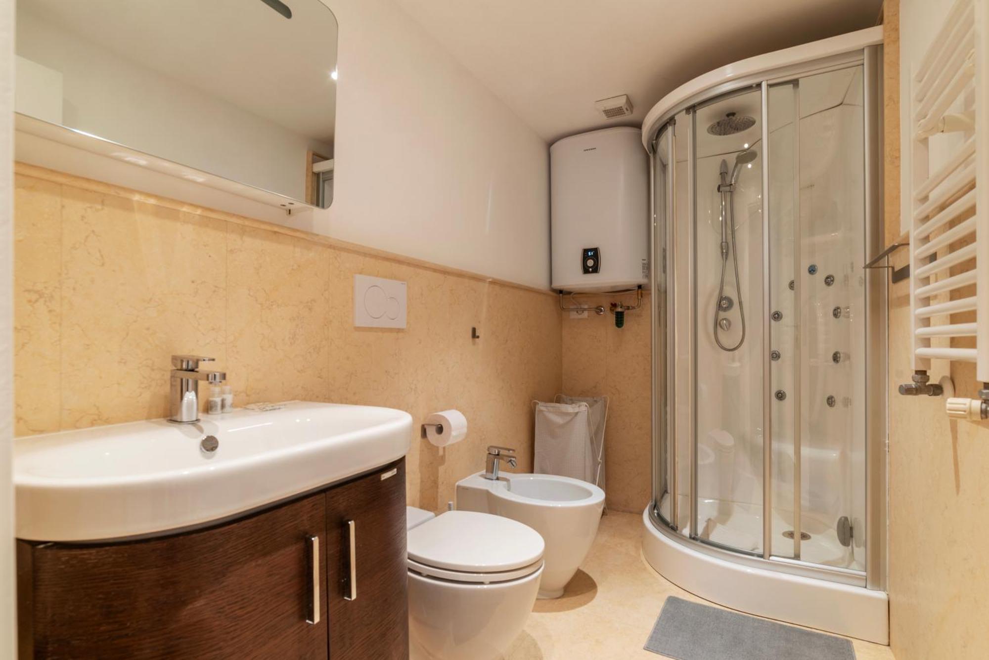 Apartment Luxury 3 Beds 3 Baths, Few Steps From Center Rome