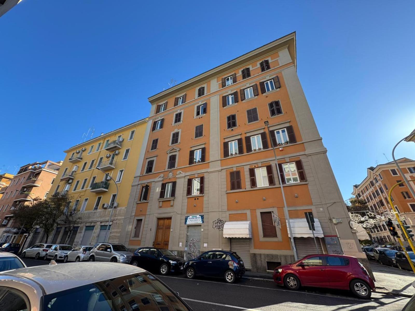 Apartment Warm Hideaway In Vibrant Tuscolano Rome