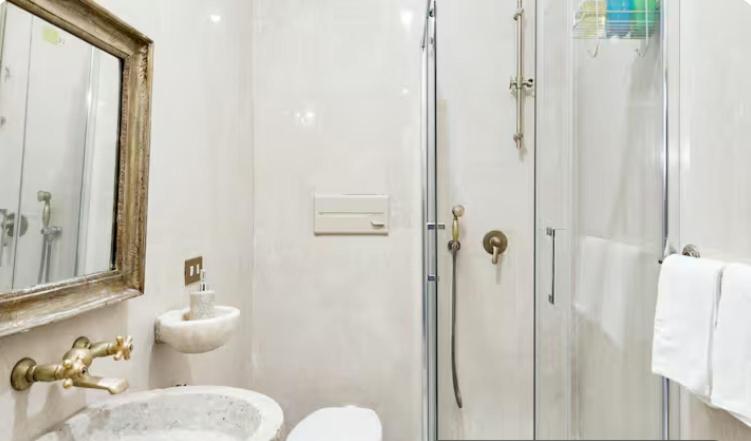 Spacious Penthouse With Stunning Views Of Historic Landmarks