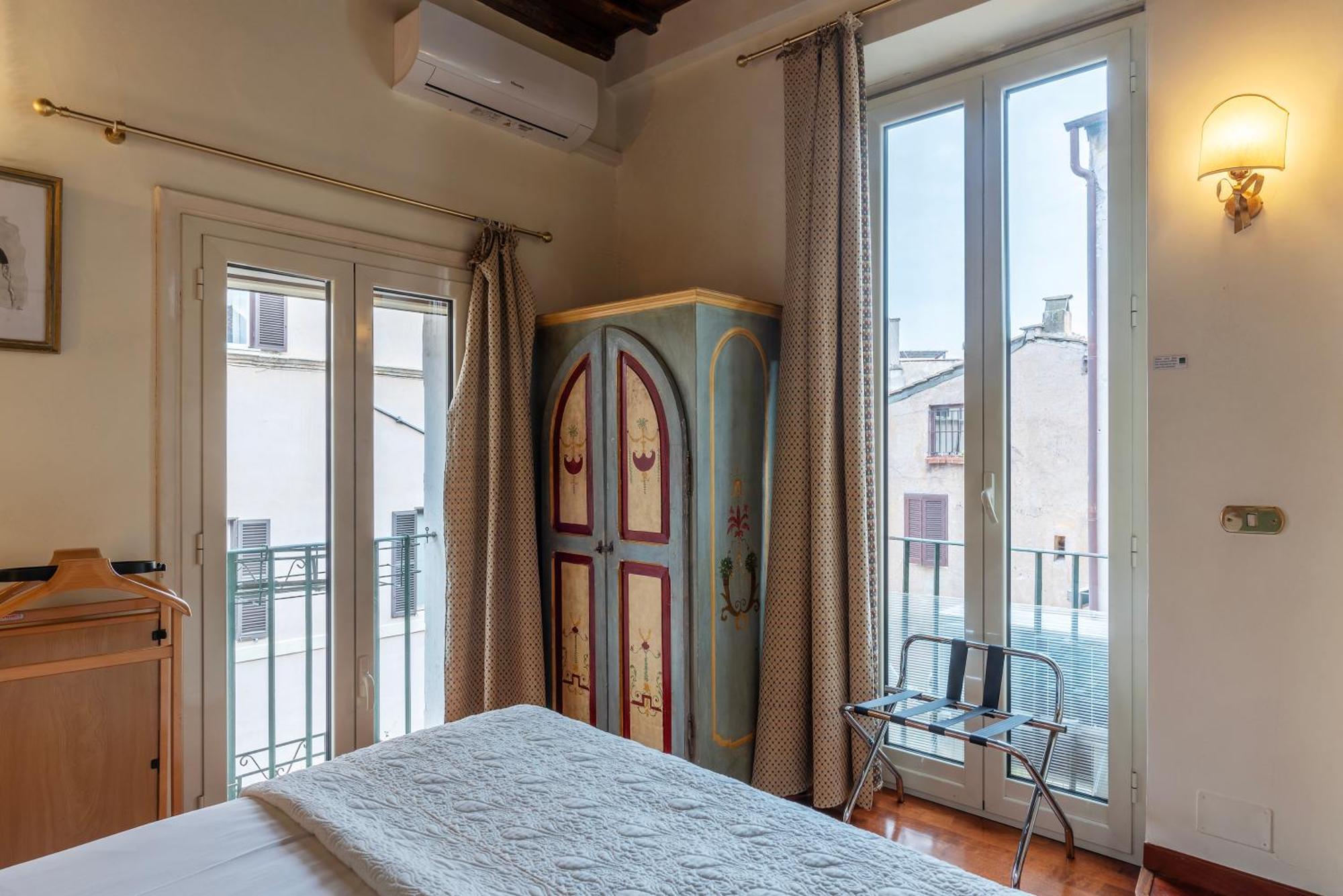 Clock Terrace House Roma