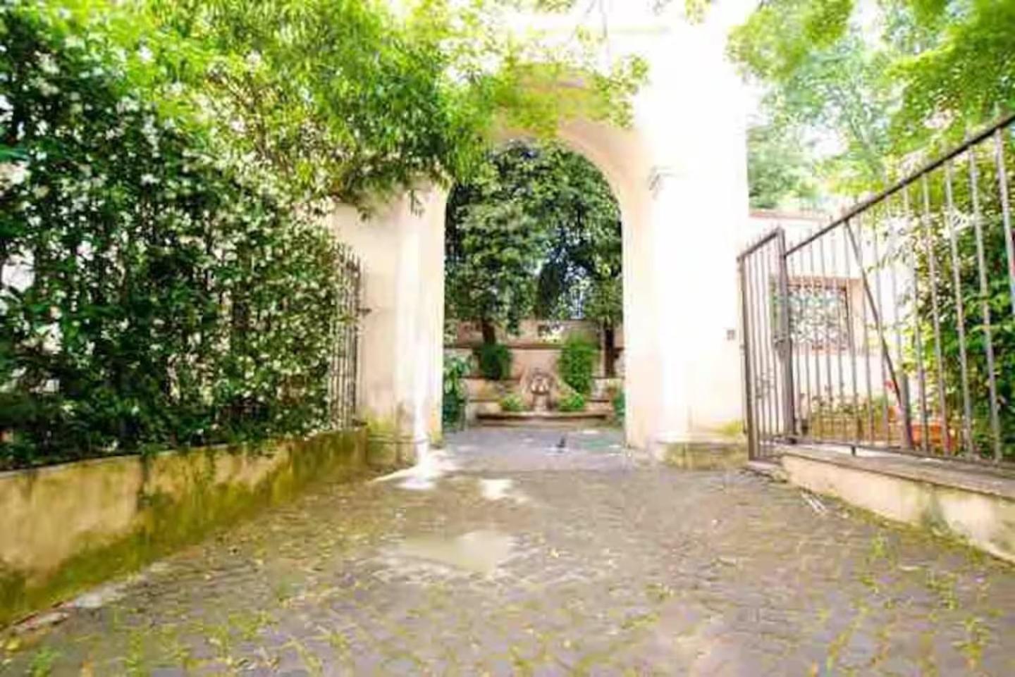 Holiday home Luxury House With Private Garden