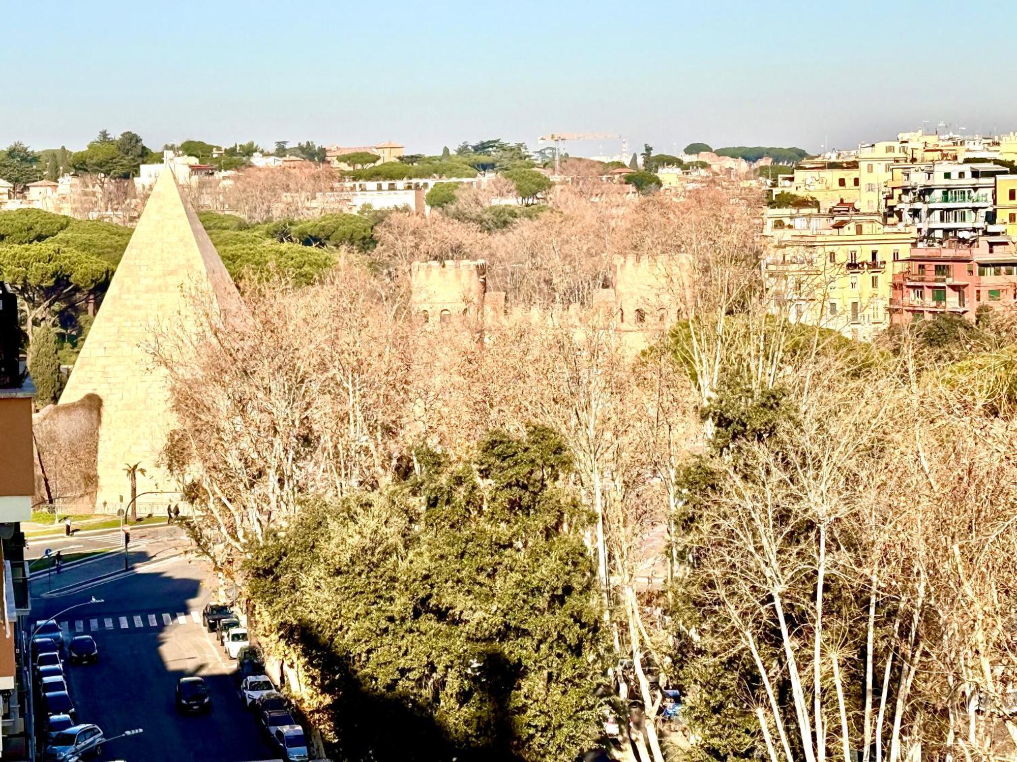 Piramide Cestia * Rome