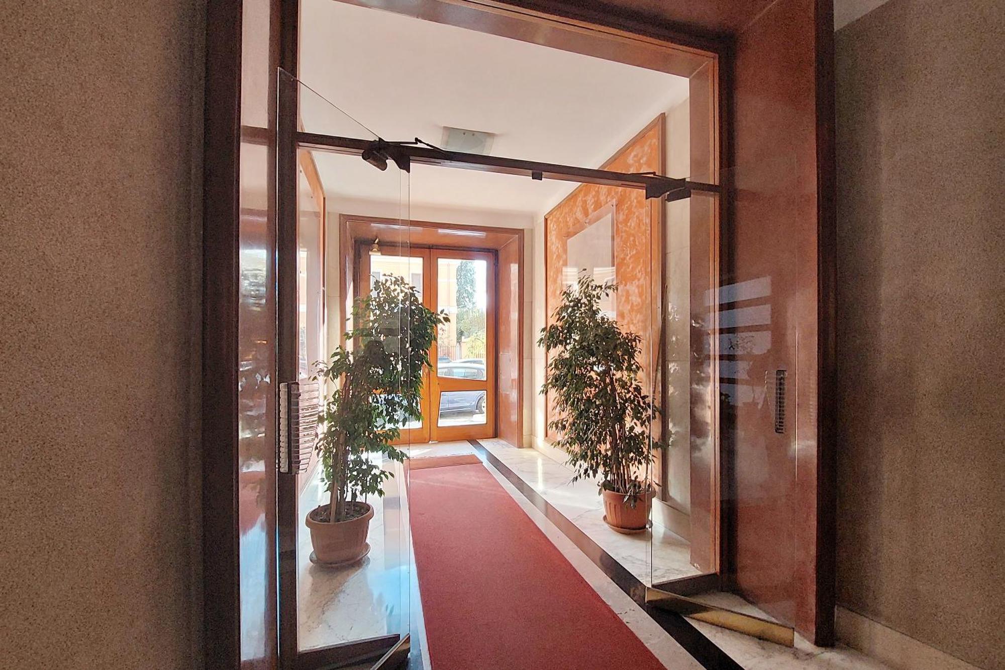 New With Terrace - 150m Metro A Appartement Rome