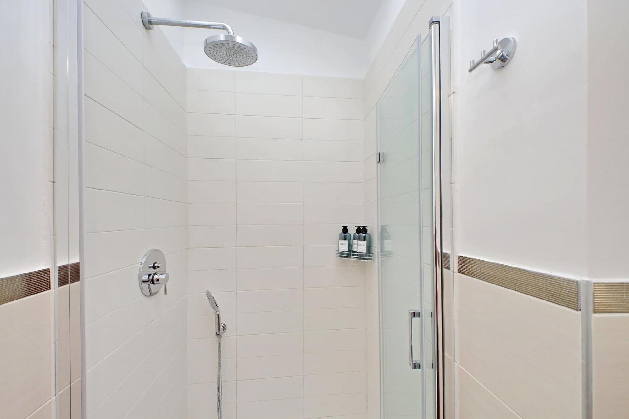 New With Terrace - 150m Metro A Appartement