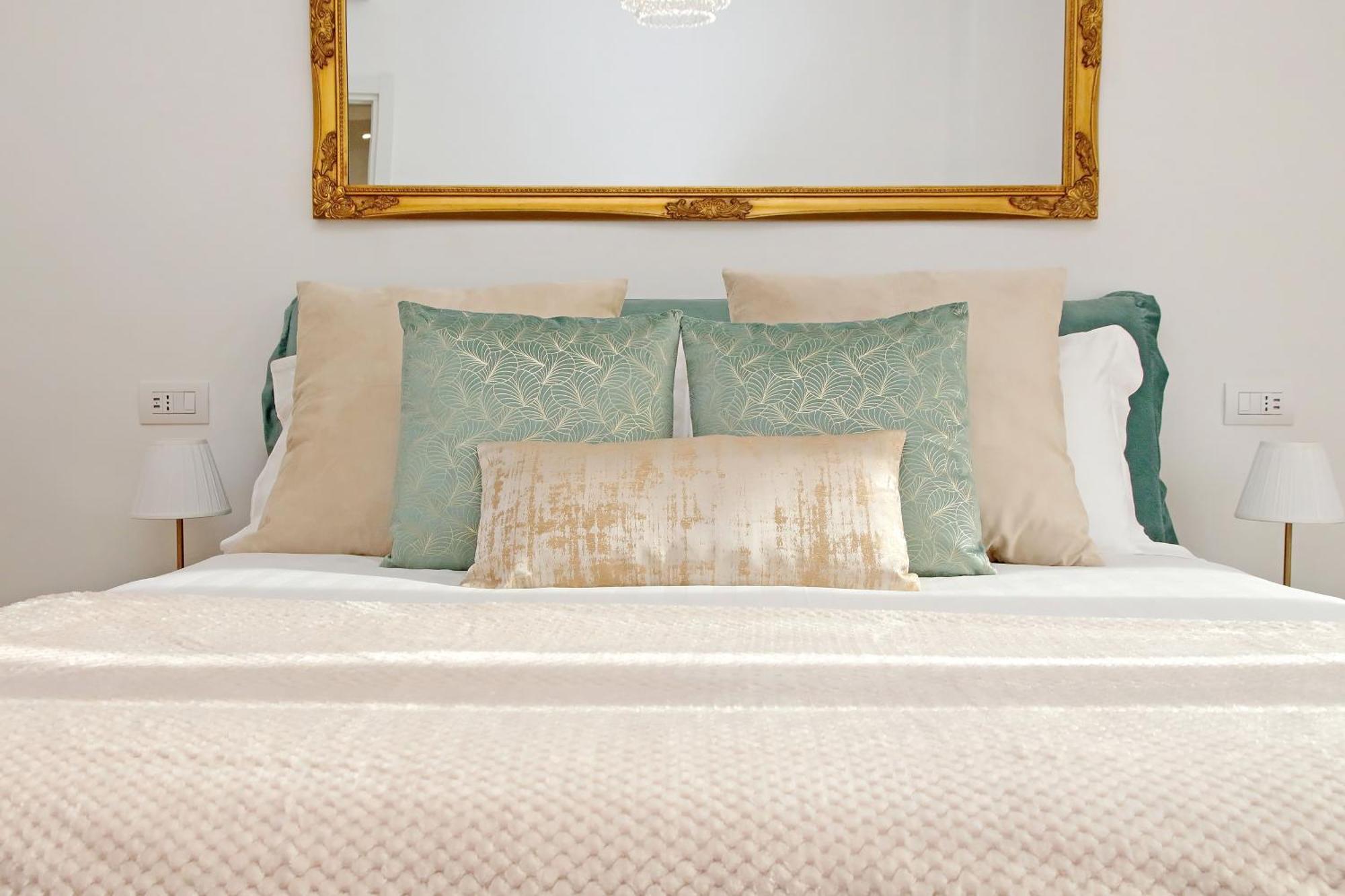 Graceful Near St Peter Metro 100 Mt Apartment *