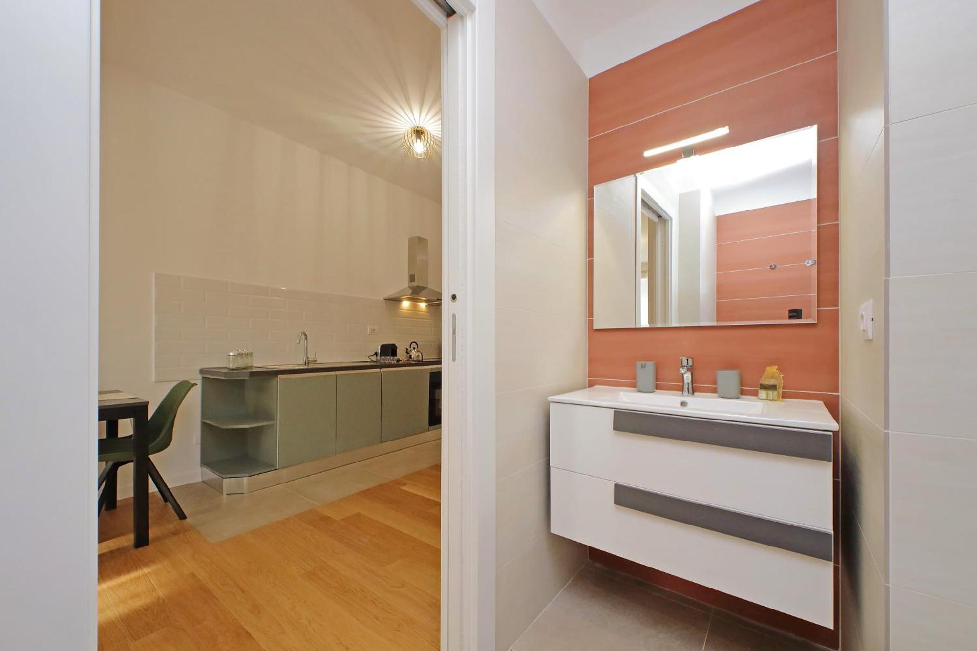 Graceful Near St Peter Metro 100 Mt Apartment *