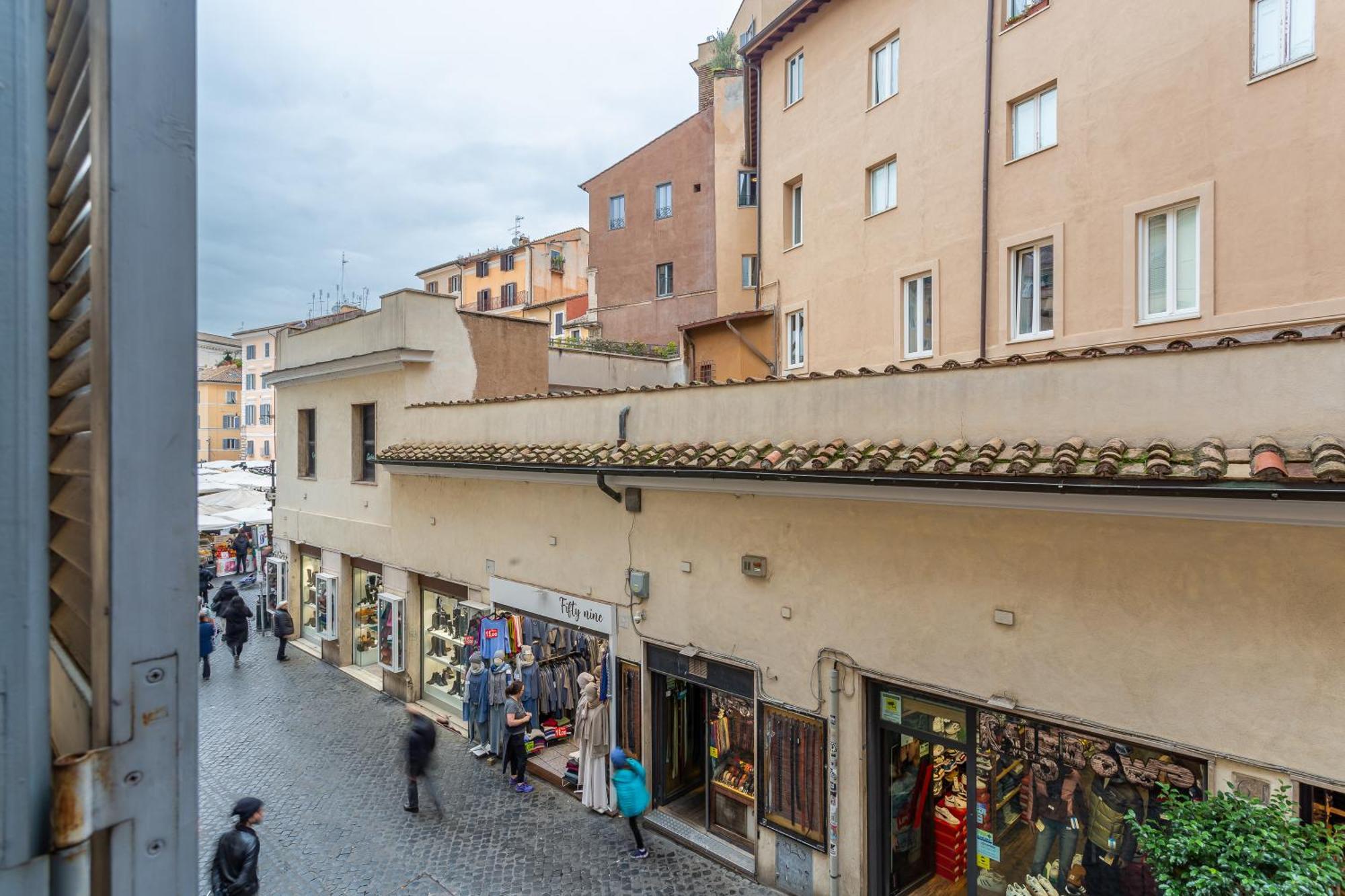 Apartment Iflat Campo De Fiori's Comfy Gem