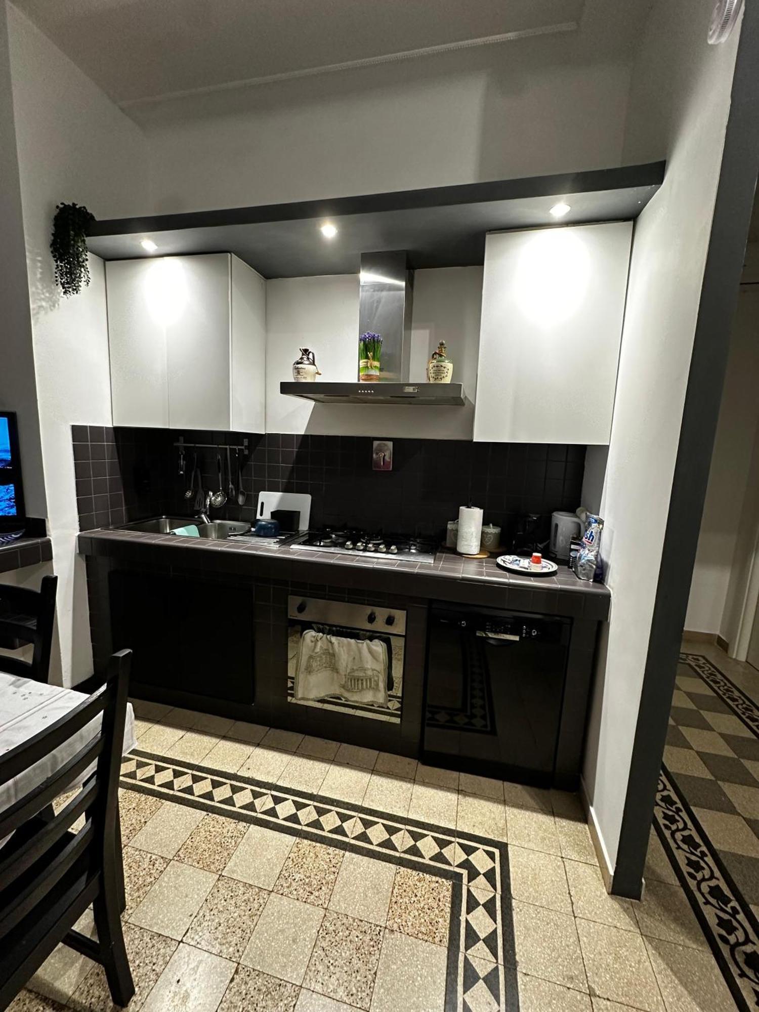 Jef Vaticano, Apartment *