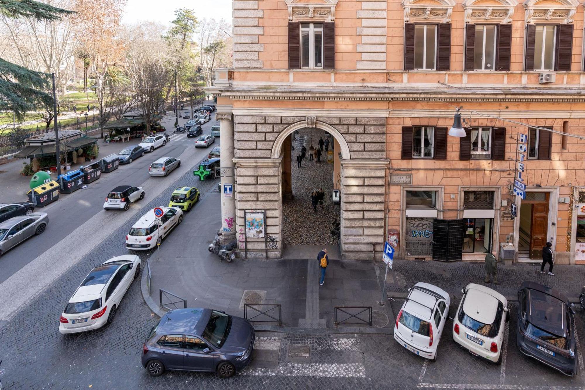 Bed & Breakfast Drago D'oro - Accross From Metro Vittorio Emanuele Roma