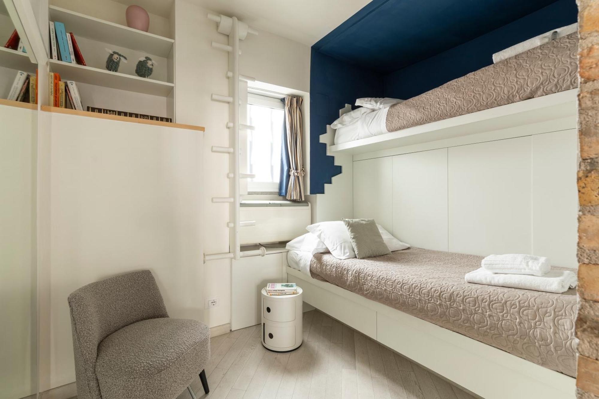 Trevi Charming Penthouse Apartment Rome