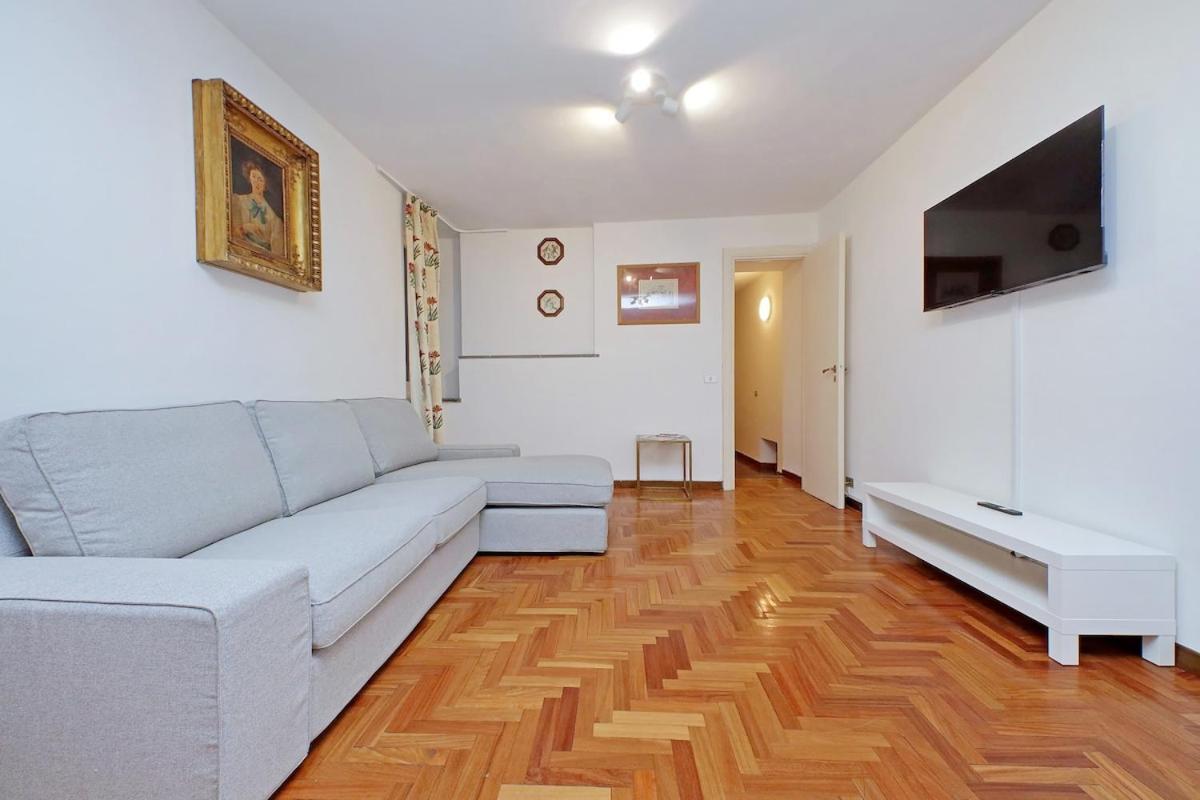 Pantheon Rondanini Apartment