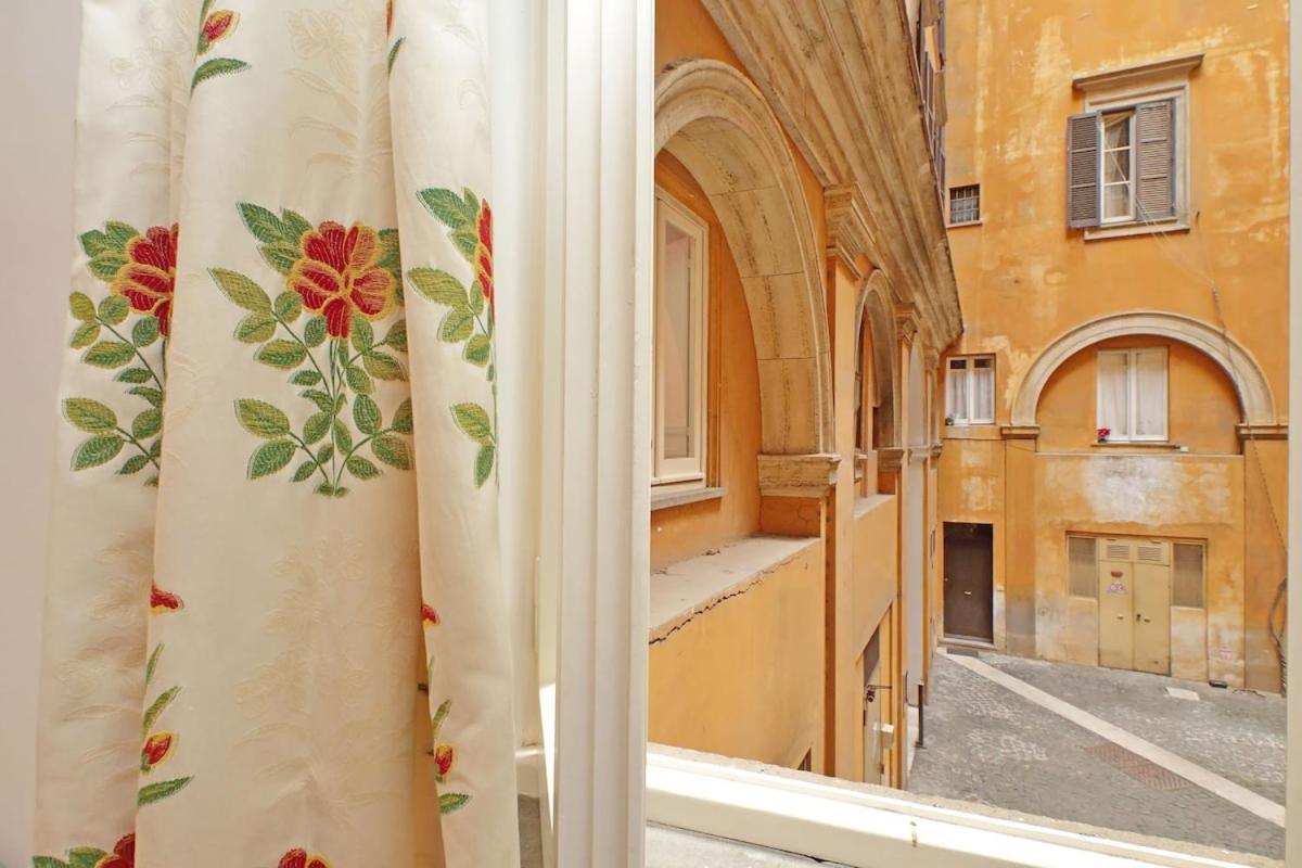 Pantheon Rondanini Apartment