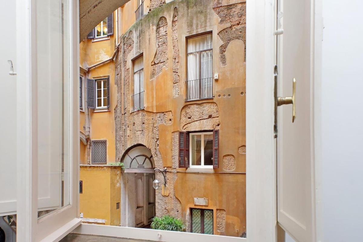 Pantheon Rondanini Apartment