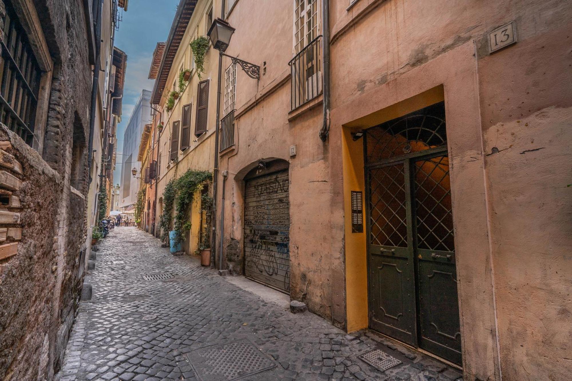 Domus Piazza Farnese Rome