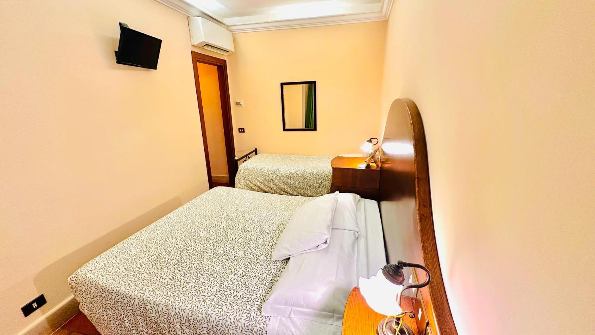 Hotel 4 Coronati 2*