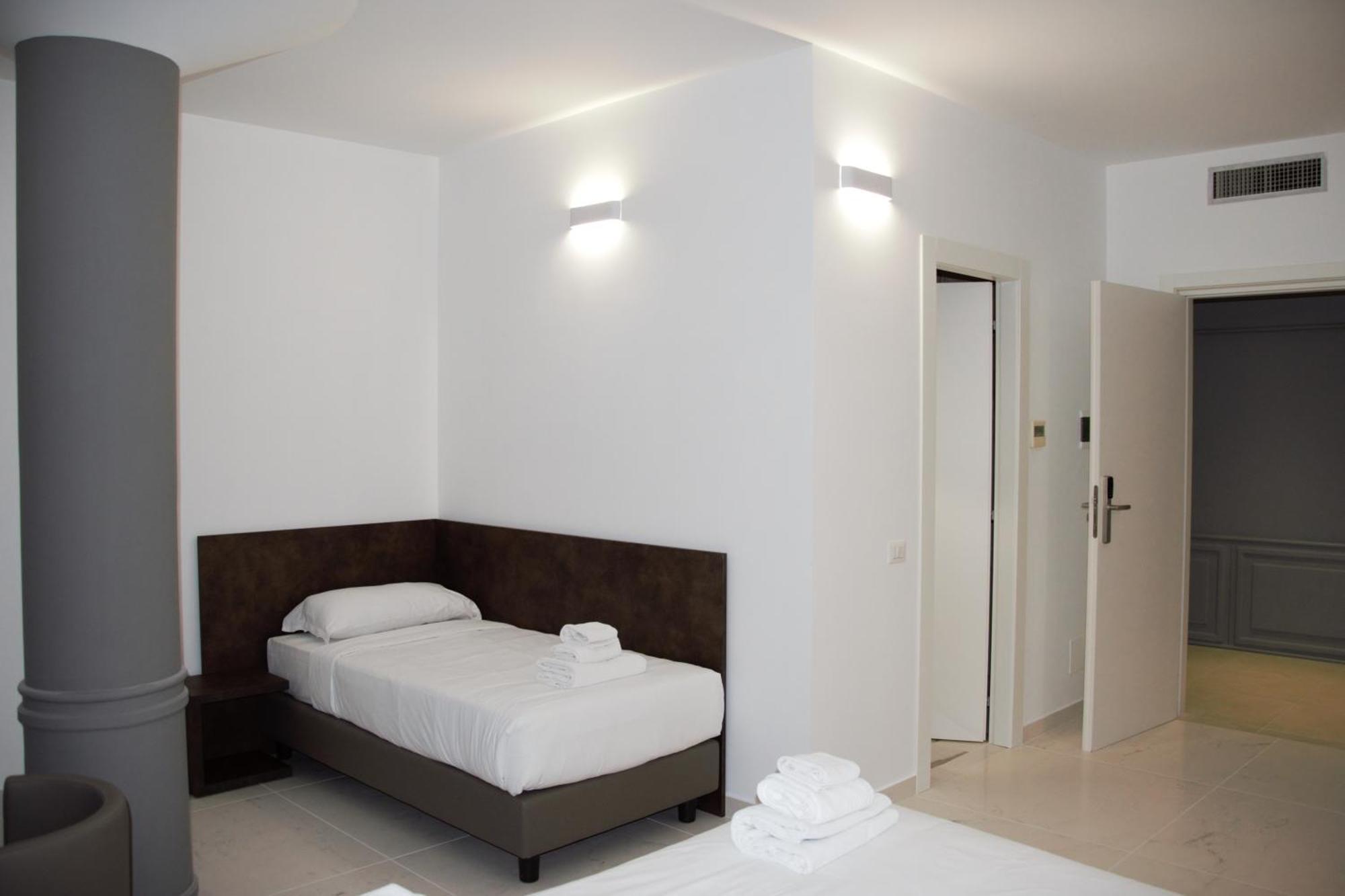 Domus Dea By Trinita * Rome