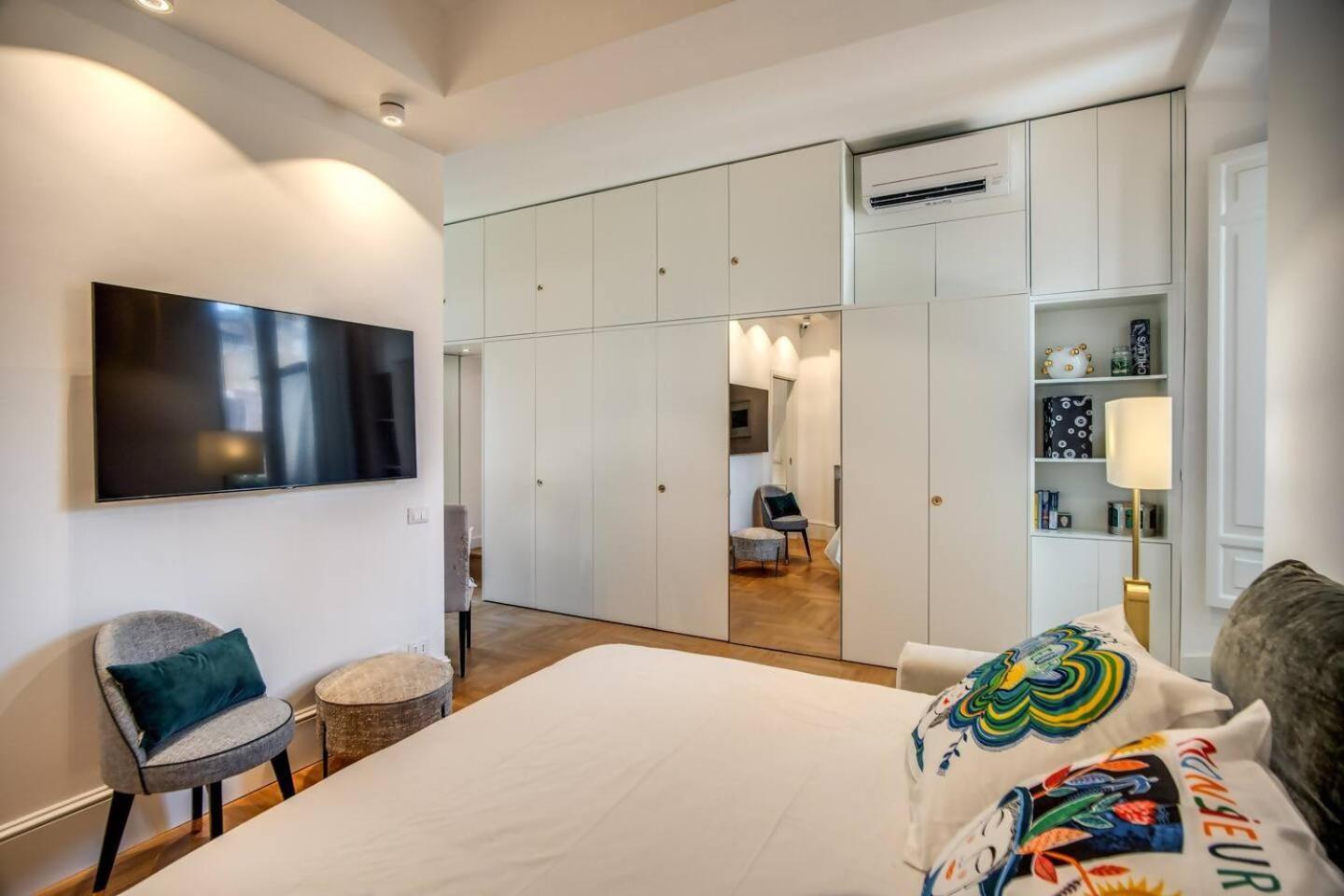 Luxury By Spanish Square Apartment