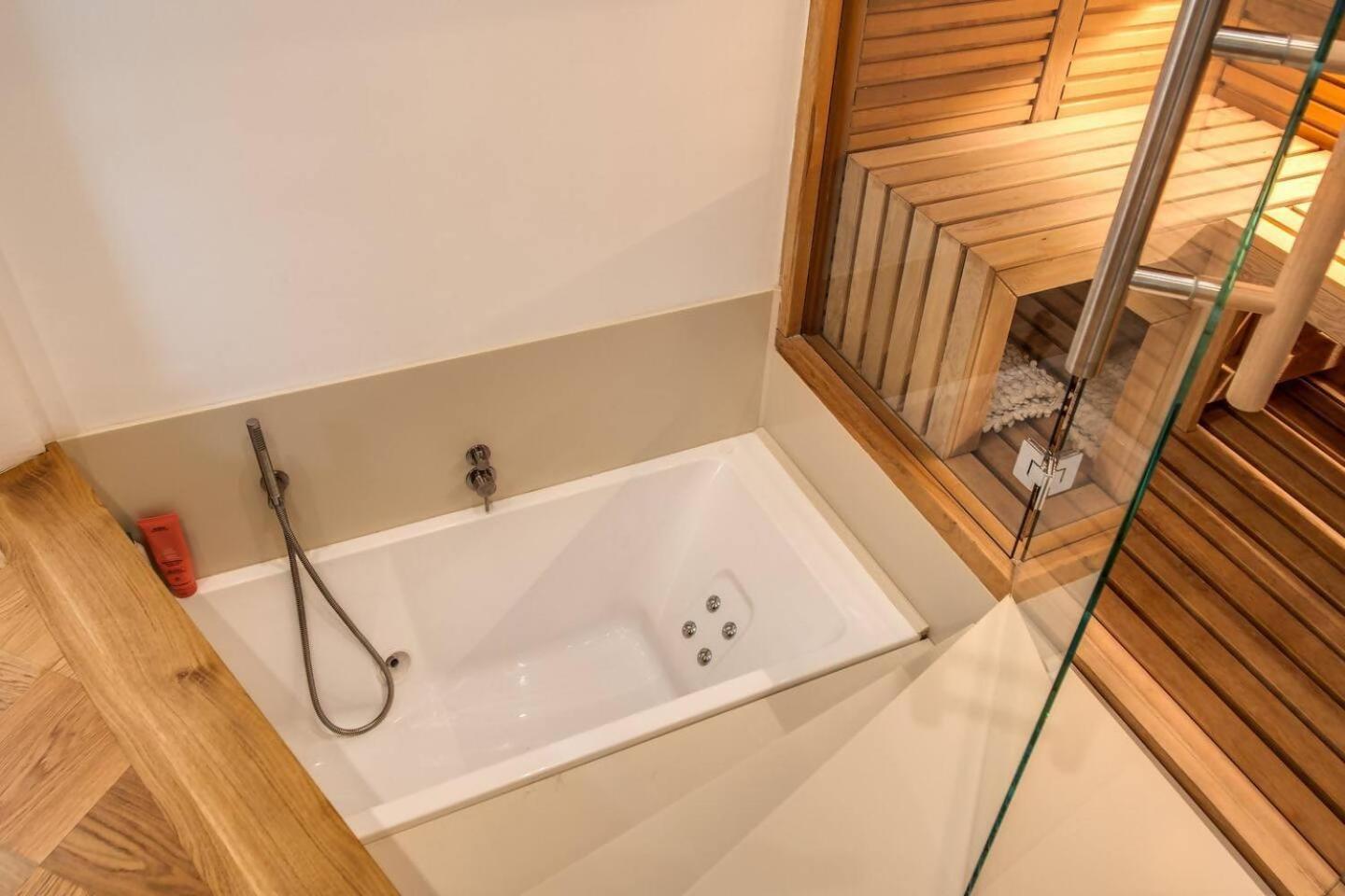 Luxury By Spanish Square