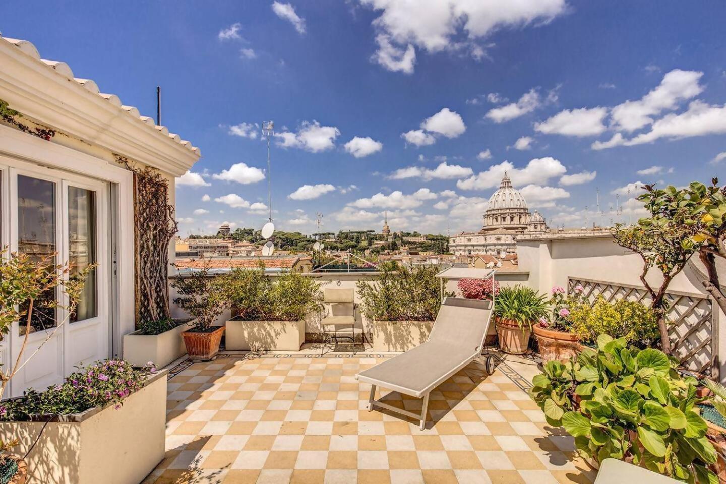 Apartamento Attic With Terrace Overlooking St Peters Basilica Roma