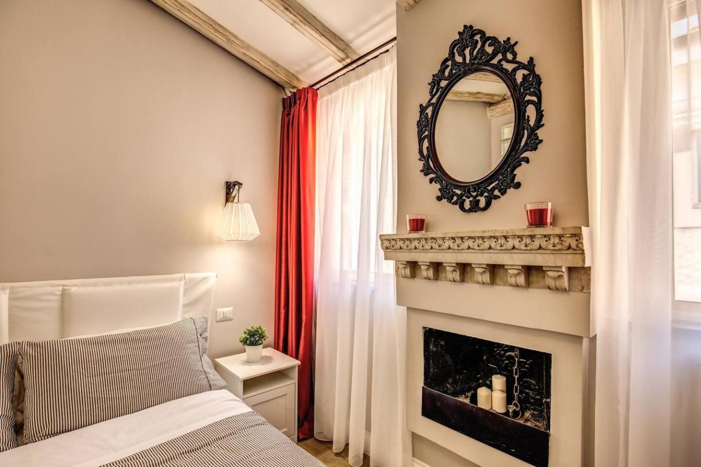 Apartment Attic With Terrace By Trevi Fountain *