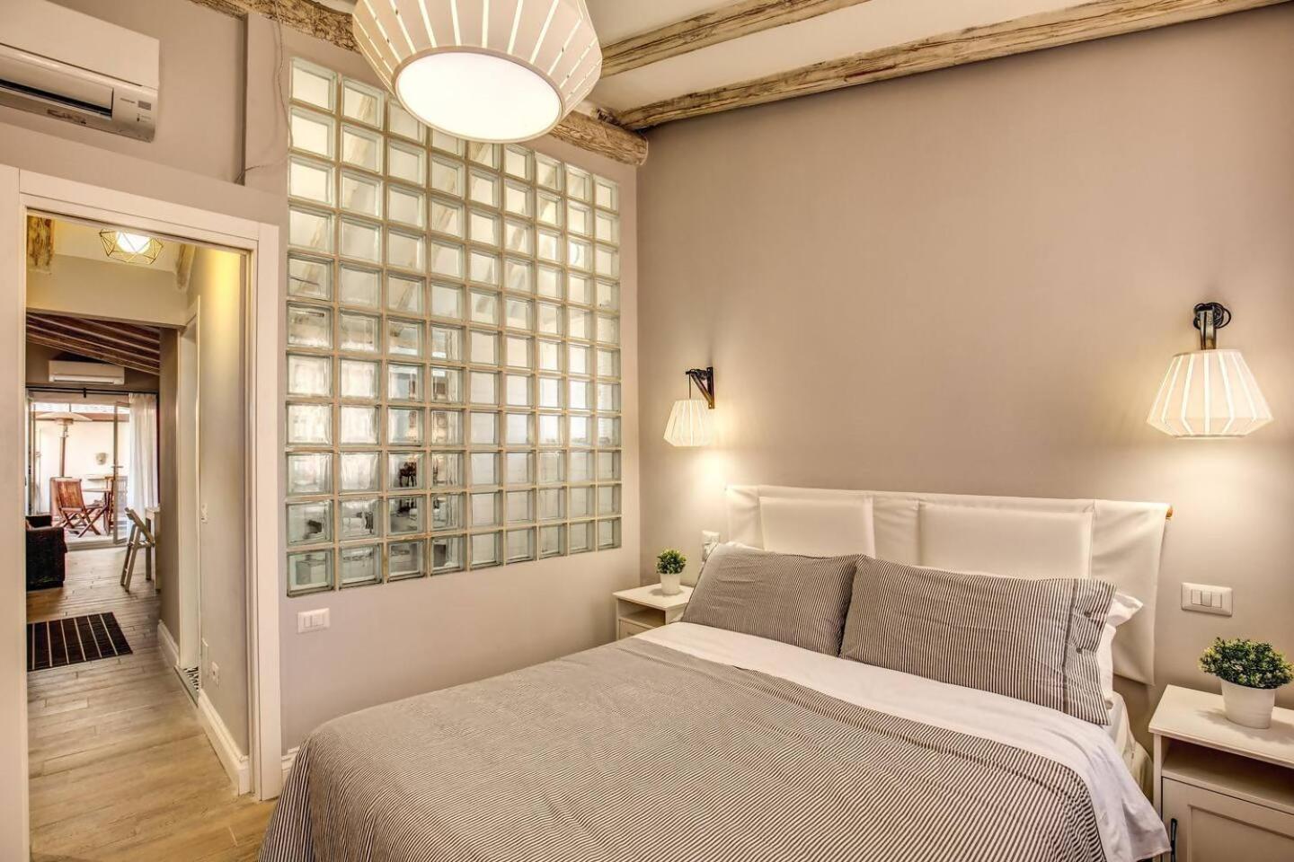 Attic With Terrace By Trevi Fountain Rome