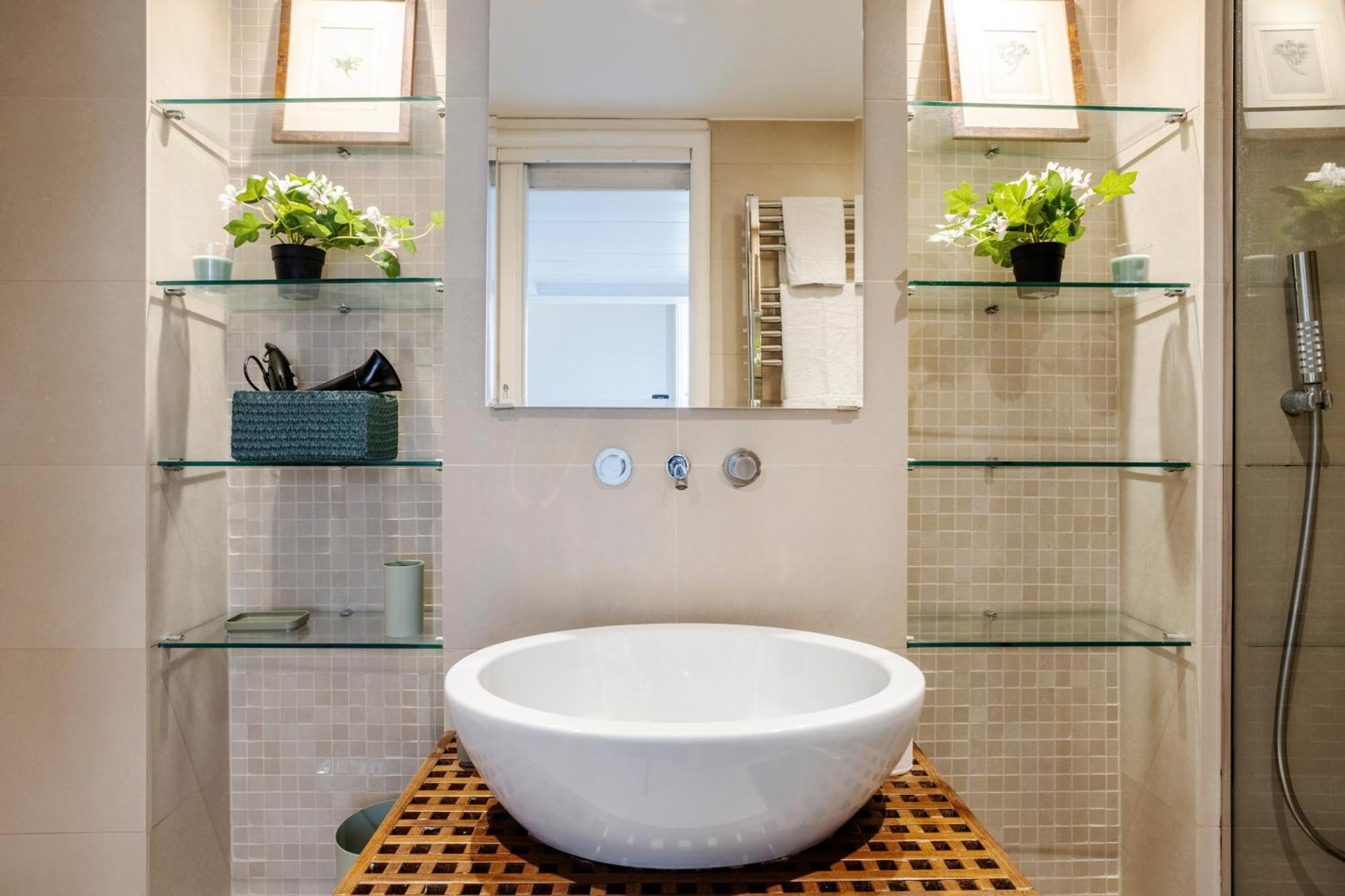 Your Nest With Wooden Ceilings In Monti Apartment *