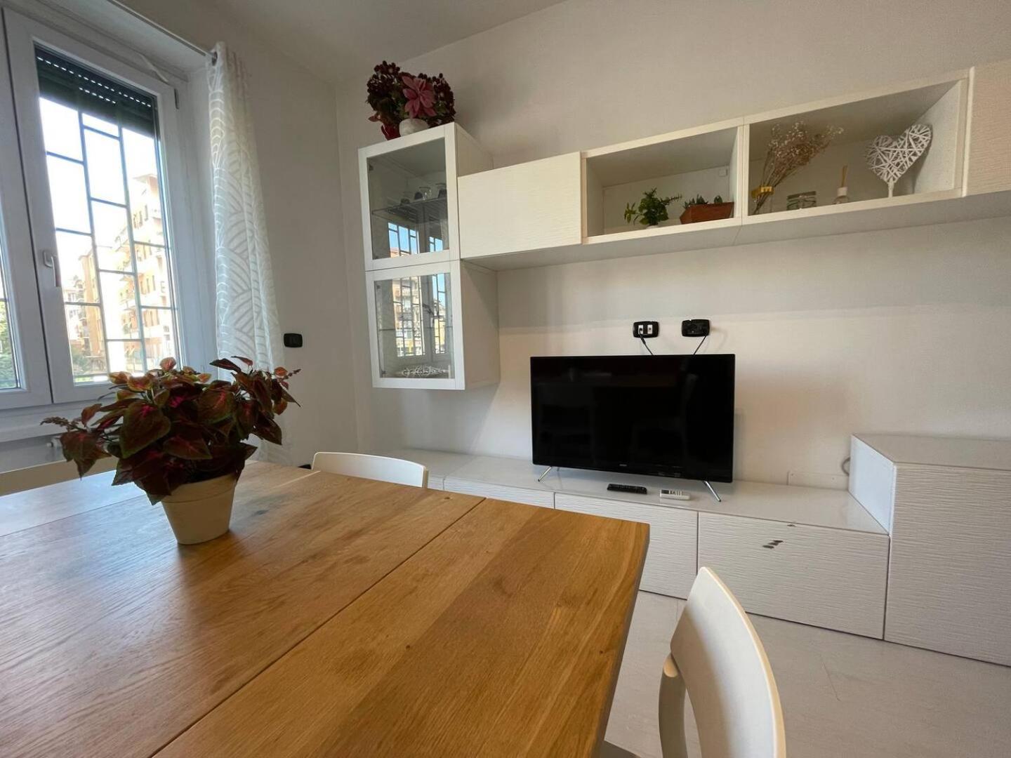 Spacious And Bright Apartment *
