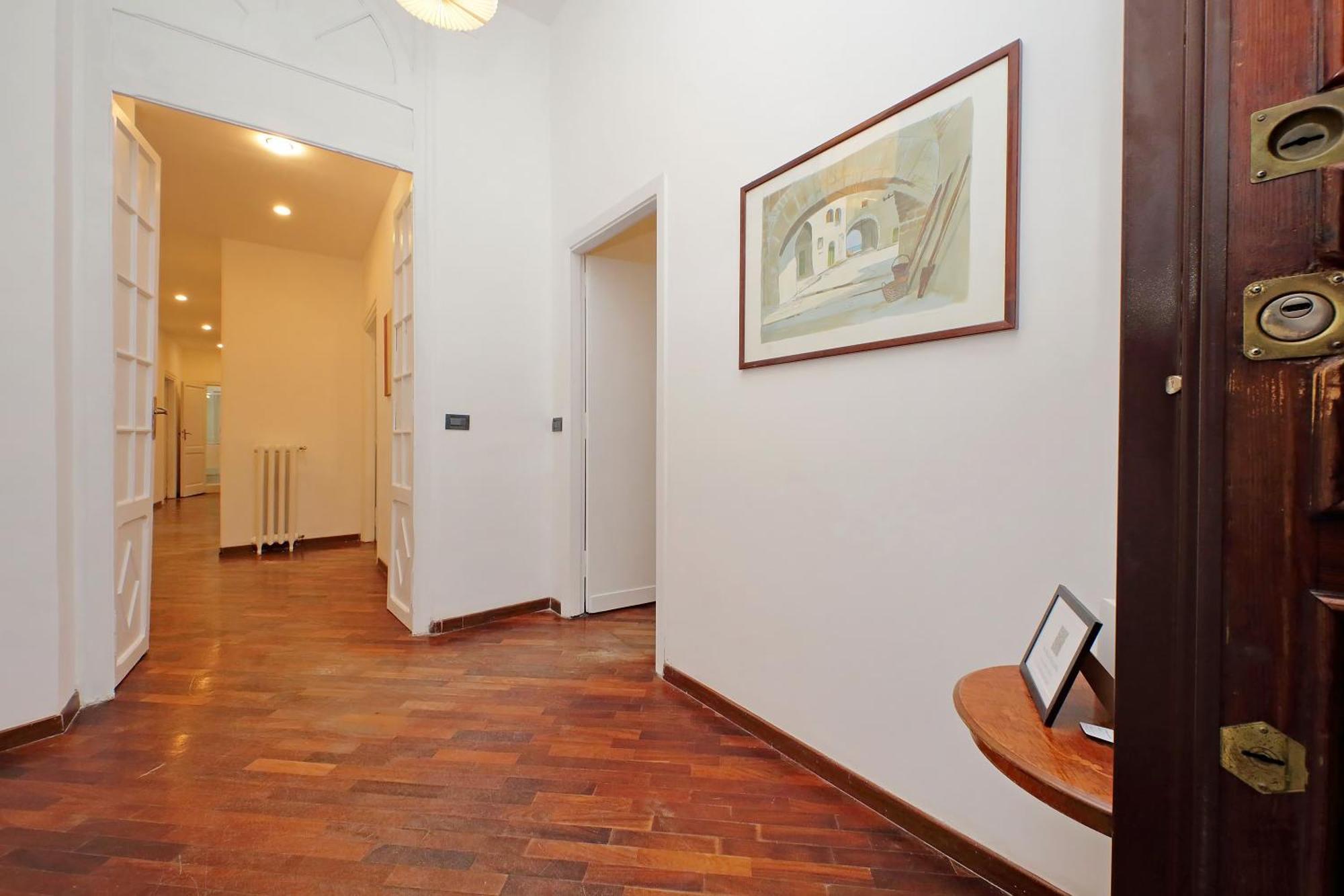 4bnb - Giant Giuliana Vatican Museum