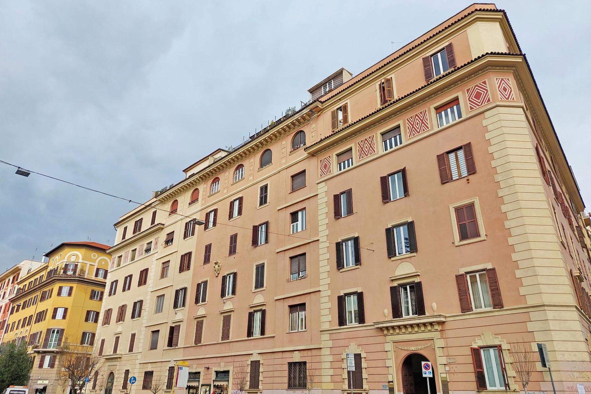 4bnb - Giant Giuliana Vatican Museum Rome