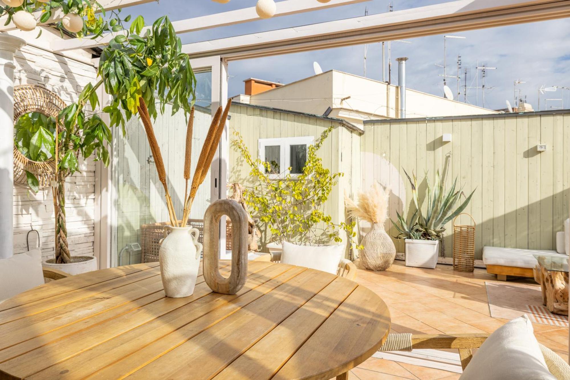 Aria Penthouse & Garden Apartment *