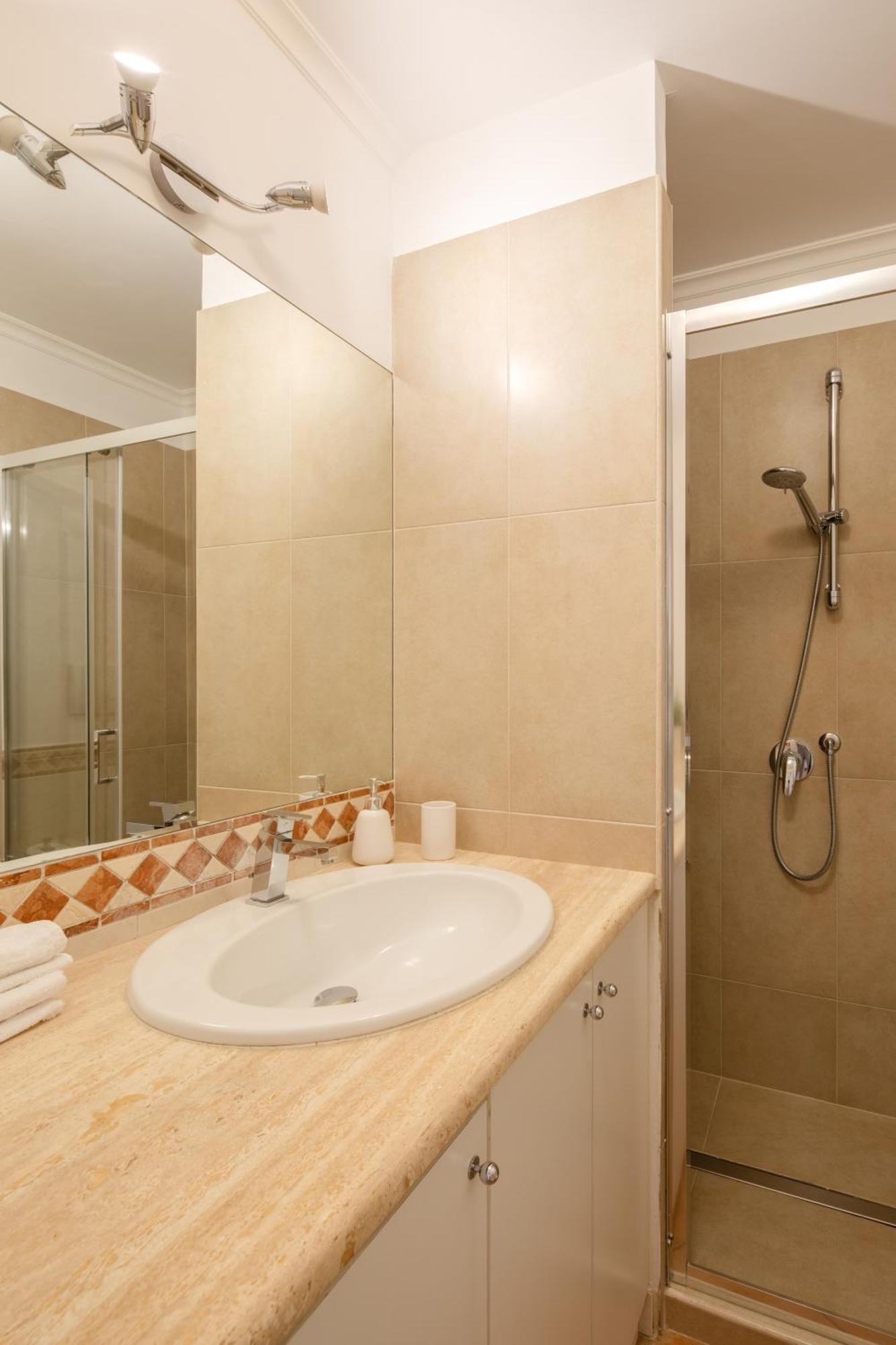 Appartement In Certosa Pigneto - Parcheggio Privato Incluso