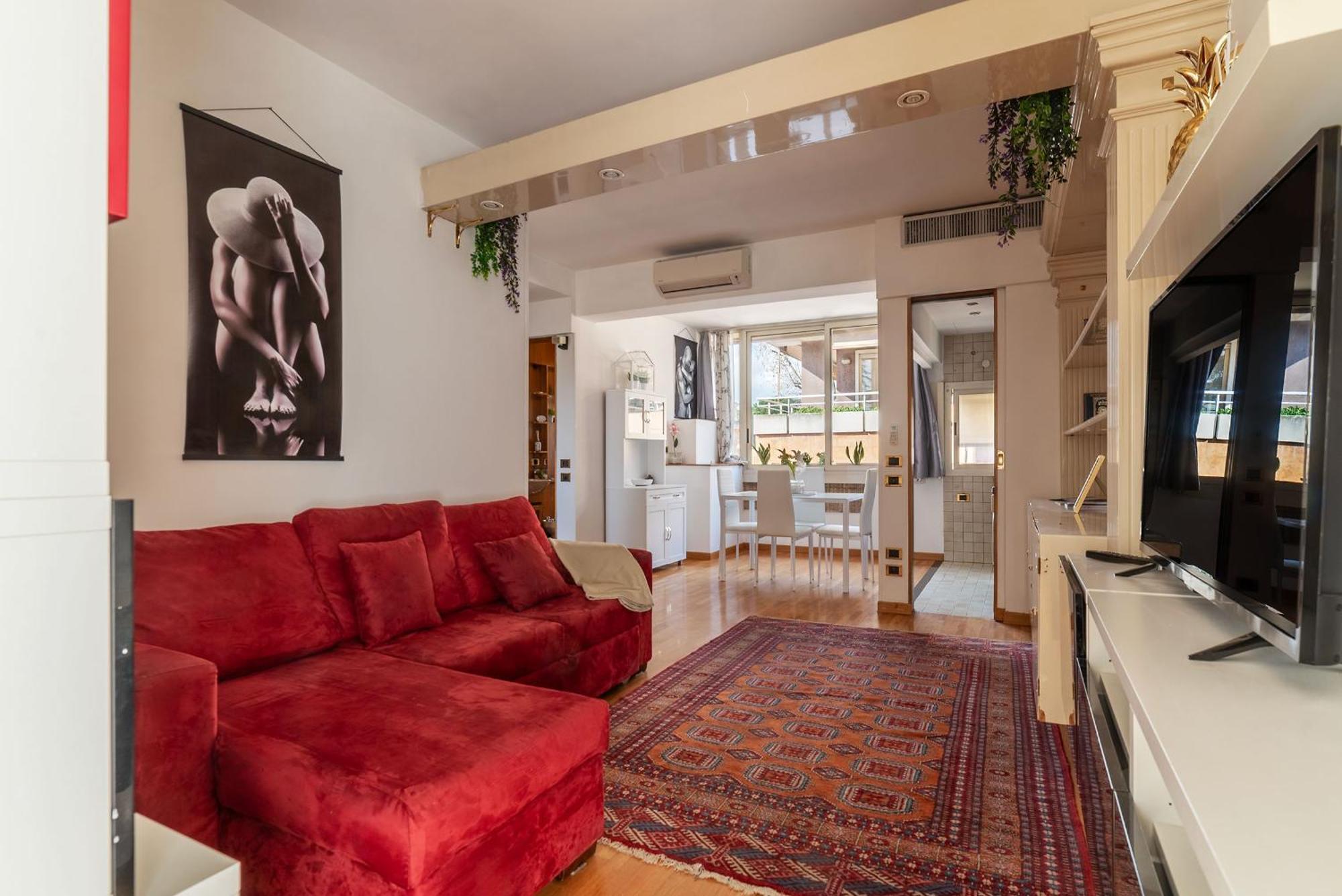 Along The Tiber Apartment Rome